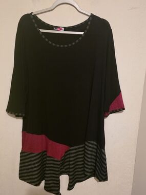 Inside Out Black Tunic with Berry Colorblock and Gray Stripe Hem Size 1X